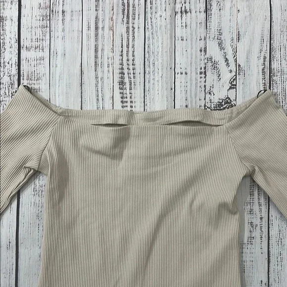 H&M Rib-knit Off-the-shoulder Top Sz. M‎ - Picture 7 of 7